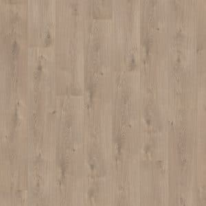 De Royal V2 Puglia 4941 AquaProtect laminaatvloer is hier toegepast in een woonkamer. De warme eiken kleur en realistische houtstructuur zorgen voor een sfeervolle en natuurlijke uitstraling in het interieur.